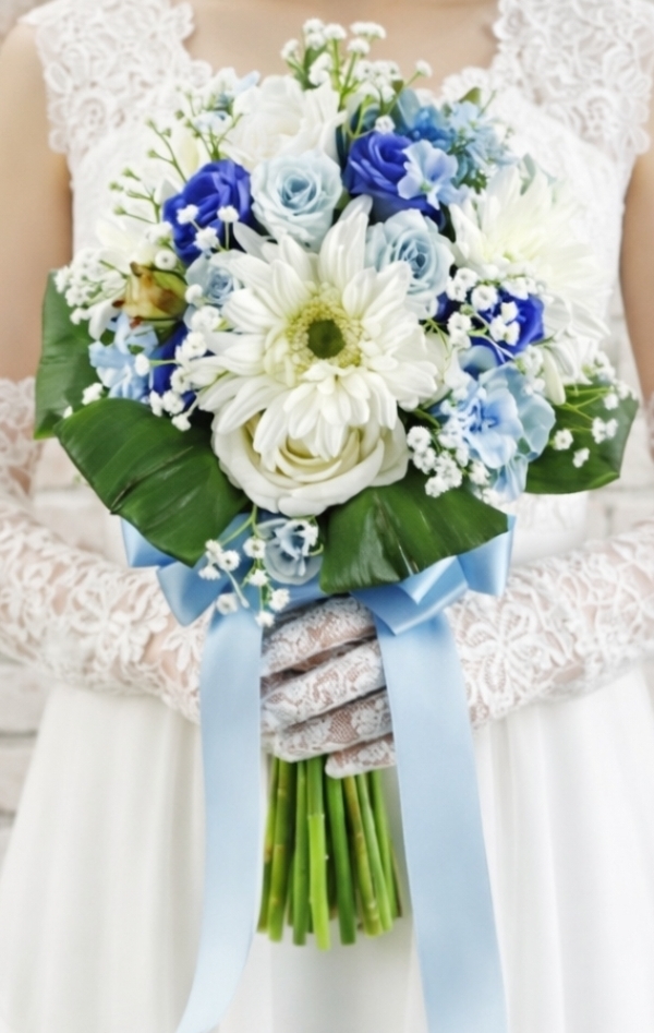 ホワイトガーベラ＆薔薇、グレイッシュブルーダリアの上品クラッチブーケ