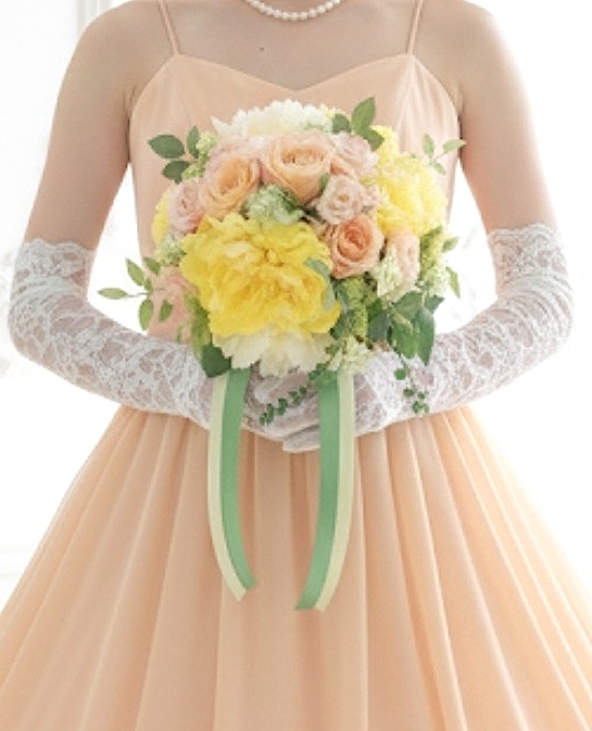 イエローの芍薬＆ソフトオレンジの薔薇の優しいラウンドブーケ