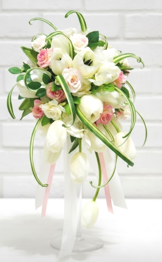 白いチューリップ＆ピンクのミニ薔薇のフリースタイルブーケ
