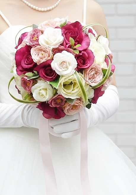 ビビッドピンク＆ソフトピンク＆白い薔薇のキュートなラウンドブーケ