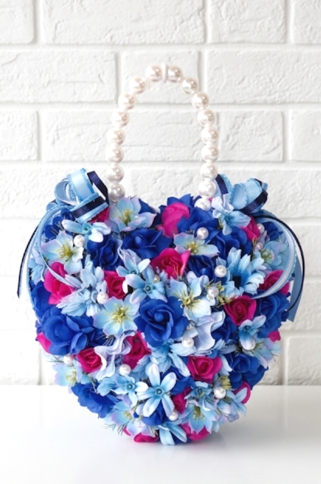 ローズピンクアクセントのブルー系グラデーションのハートのバッグブーケ