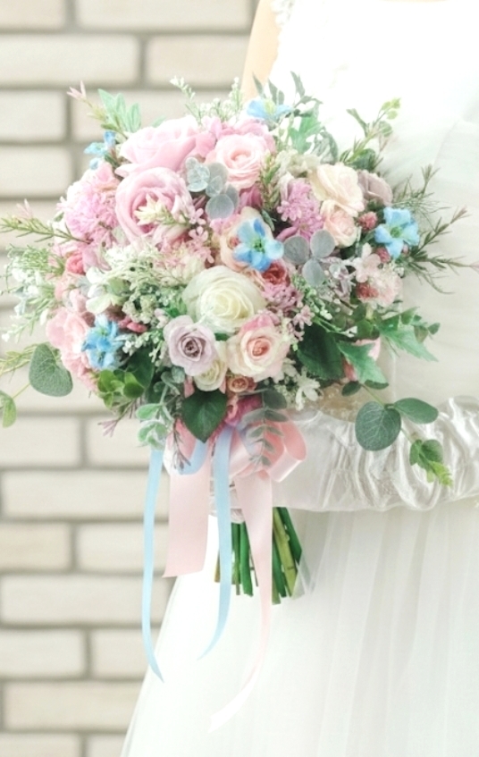 スモ―キーピンク&水色小花の上品ナチュラなクラッチブーケ