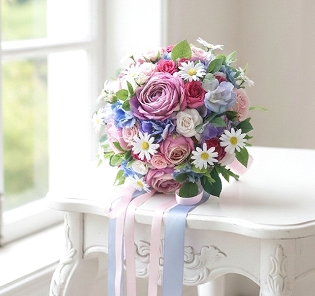 プルメリア＆薔薇＆マーガレットのフェミニンなラウンドブーケ