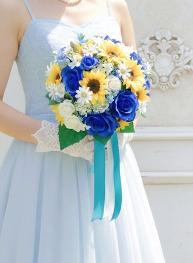 ひまわり＆マーガレット＆ロイヤルブルーのミニバラ の爽やかラウンドブーケ