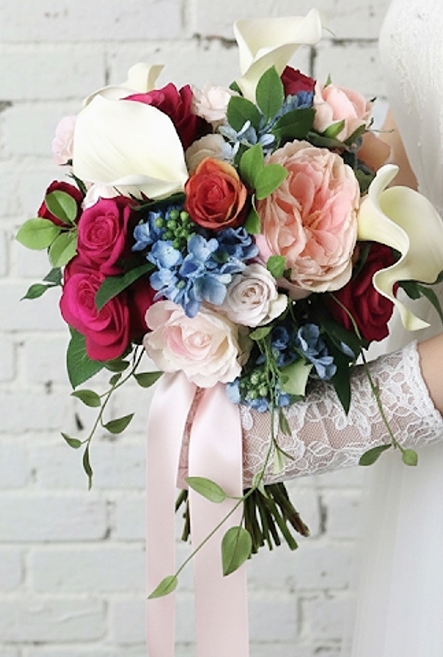 カラー＆薔薇＆ブルーの小花のフェミニンなクラッチブーケ