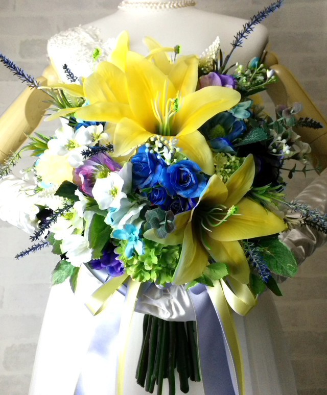bfc4027 イエローの百合のナチュラルなクラッチブーケ - 結婚式 ブーケ・ウエディングブーケ・ブライダルブーケ・アートフラワーブーケ （造花）は、アトリエミント（大阪）