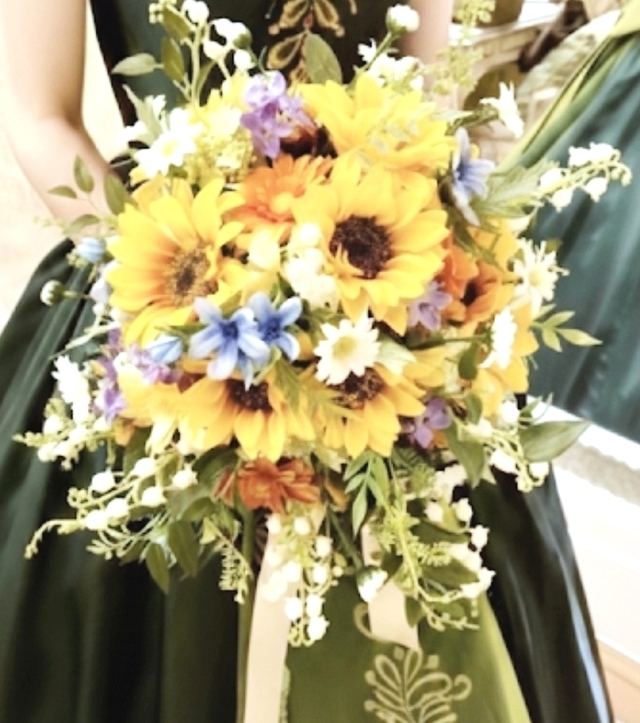 ヒマワリ＆鈴蘭の大人可愛いクラッチブーケ