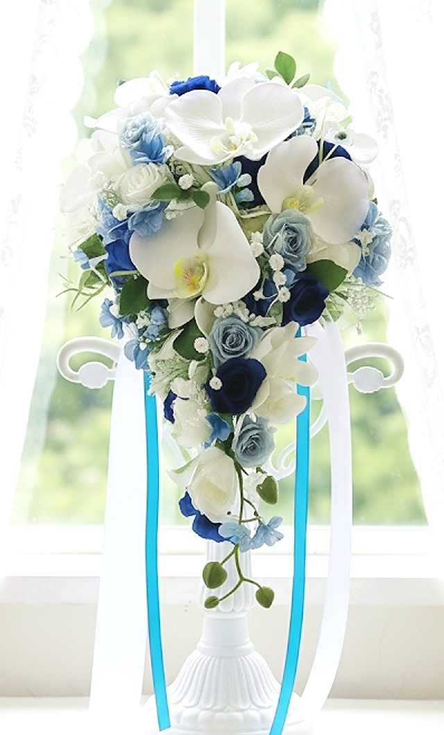  胡蝶蘭＆蘭とブルー小花のショートキャスケードブーケ｜造花ウエディングブーケ