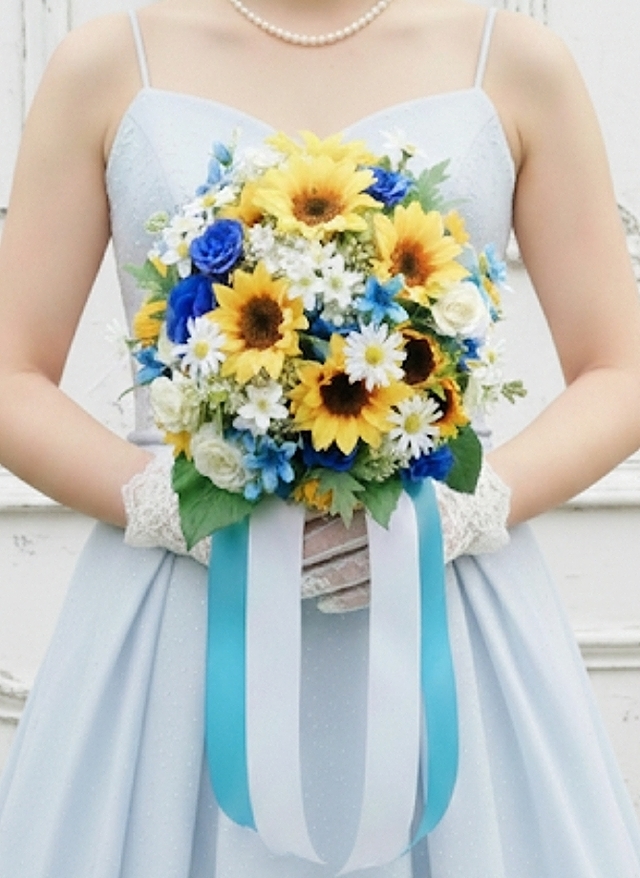 ひまわり＆マーガレット＆ロイヤルブルーのミニバラ の爽やかラウンドブーケ