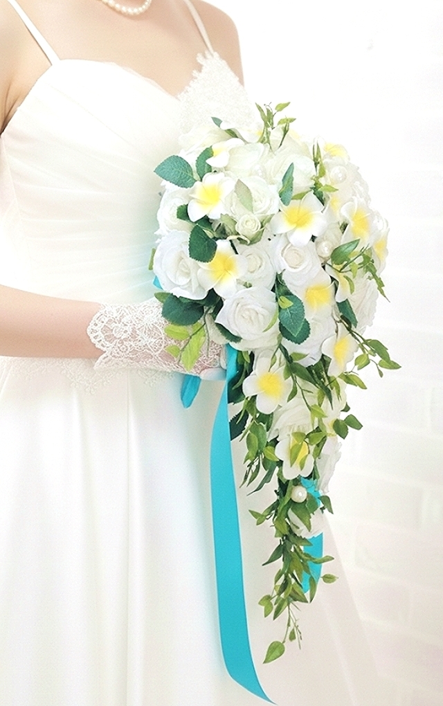 可憐なプルメリア＆薔薇のセミロングキャスケードブーケ