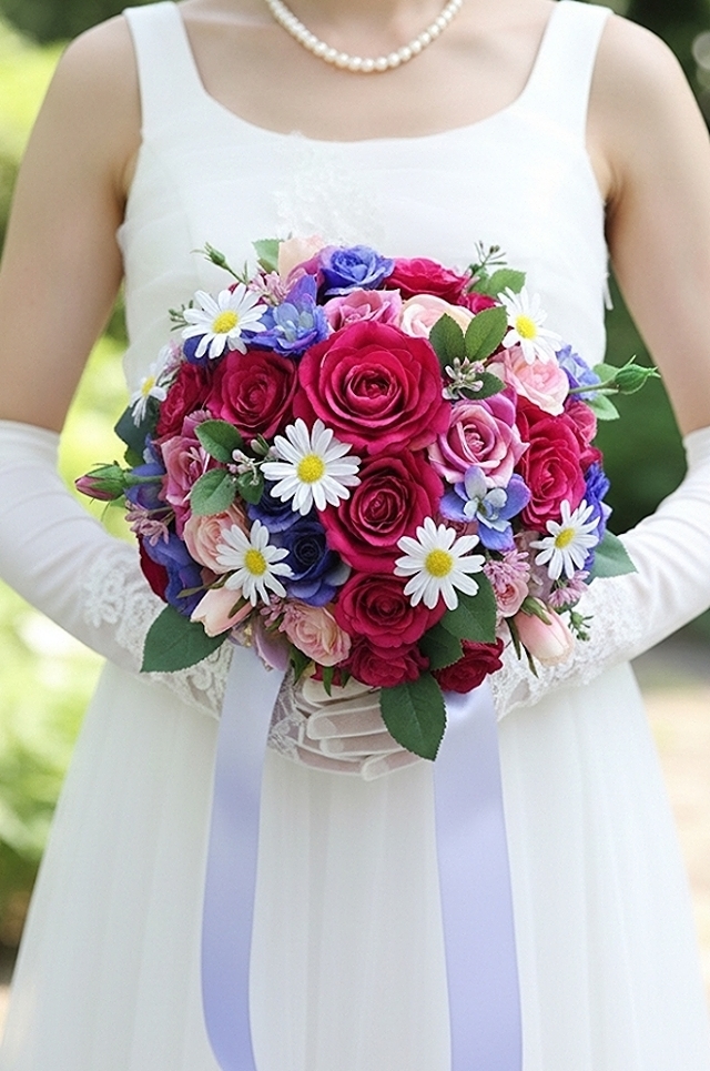 ピンクグラデーションの薔薇＆パープルカラー・可憐なデージーのラウンドブーケ