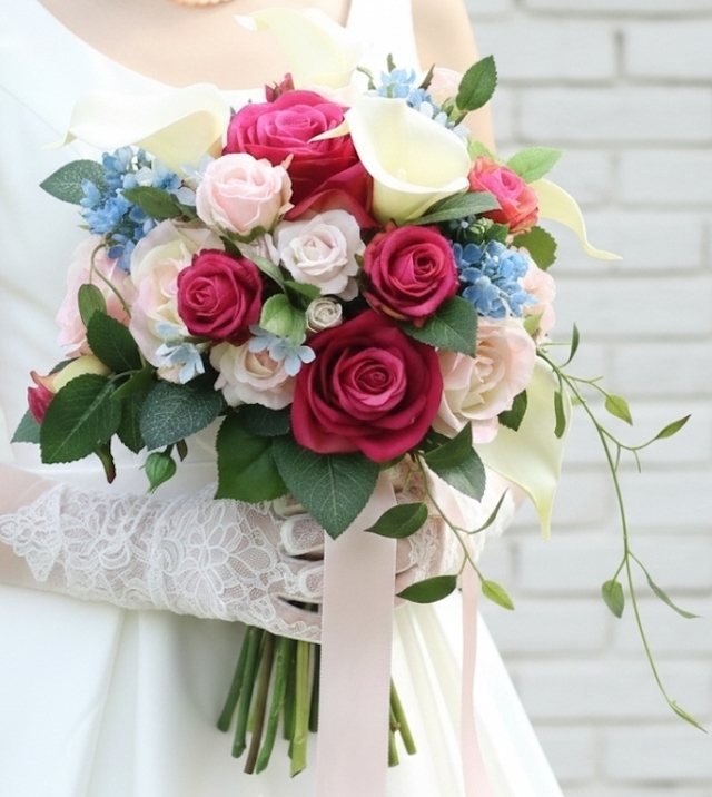 カラー＆薔薇＆ブルーの小花のフェミニンなクラッチブーケ