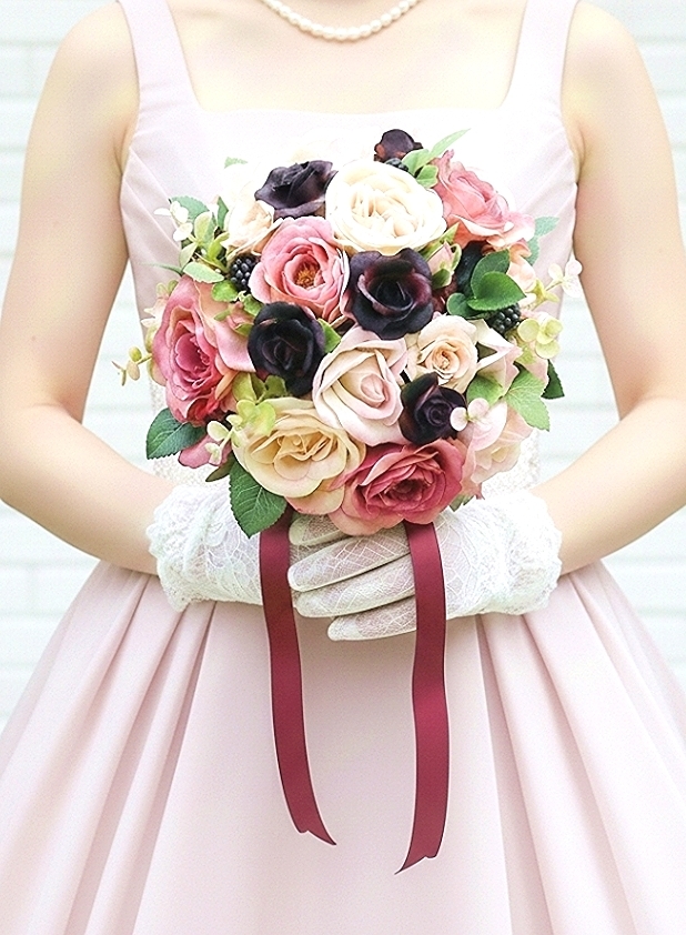 ベージュピンク＆モーブピンクの薔薇＆ボルドーのミニバラのラウンドブーケ