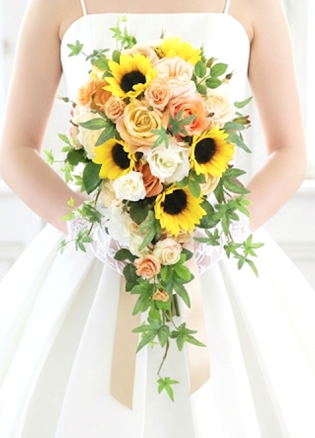 オトナスタイルの向日葵＆薔薇のセミロングキャスケードブーケ　ウエディングブーケ（造花）