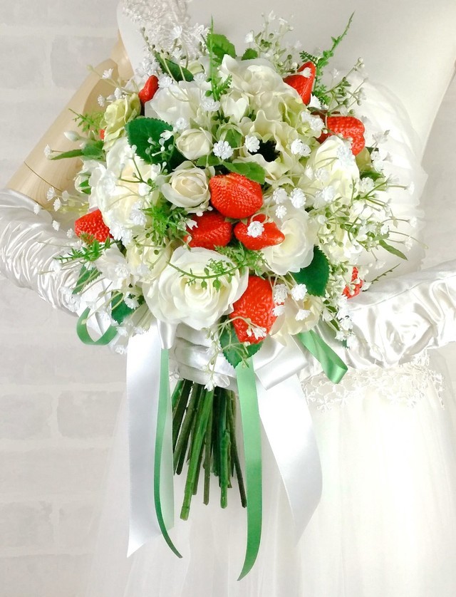 苺と薔薇＆カスミ草のふんわり可憐なクラッチブーケ