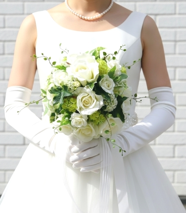 白薔薇＆スノーボールのフレッシュなラウンドブーケ