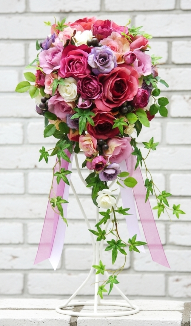 ローズピンク＆パープルの薔薇のナチュラルなショートキャスケードブーケ