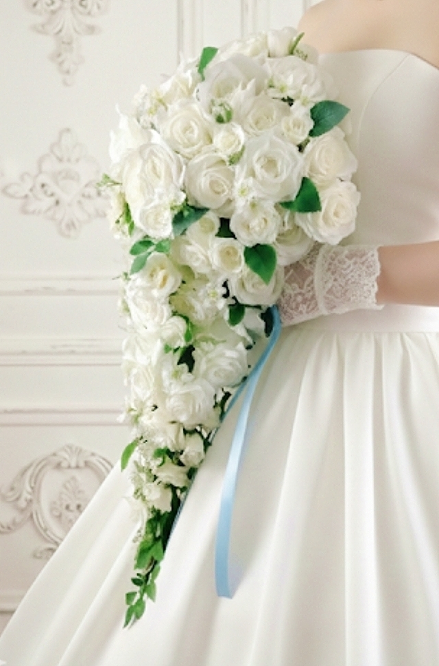 ホワイト系薔薇＆ホワイトスターのノーブルなロングキャスケードブーケ
