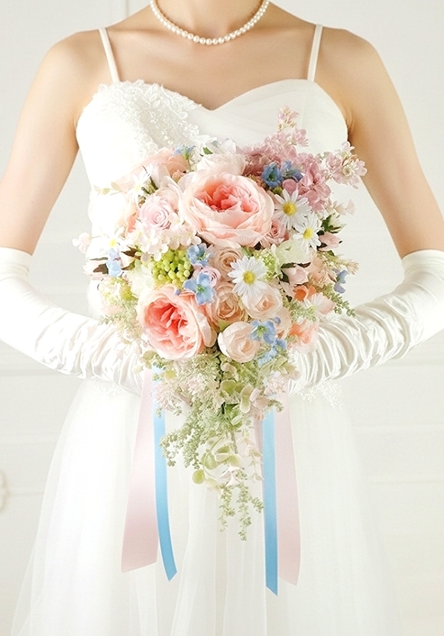 ピーチピンクの薔薇＆マーガレット＆ブルー小花のふっくらショートキャスケード　ウエディングブーケ（造花）