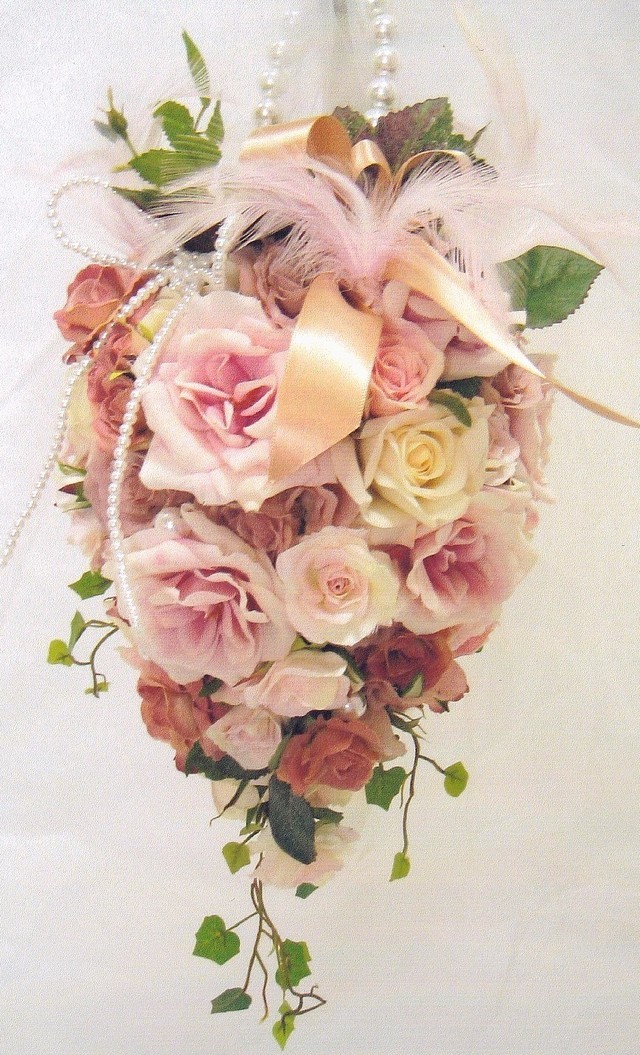 ピンク＆ベージュ&オフホワイトの薔薇、ミニバラの葡萄の形のハンドバッグブーケ