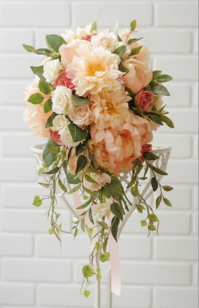 薔薇＆芍薬のショートキャスケードブーケ