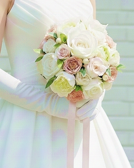 ホワイト＆ソフトピンクの薔薇＆チューリップのふんわりラウンドブーケ