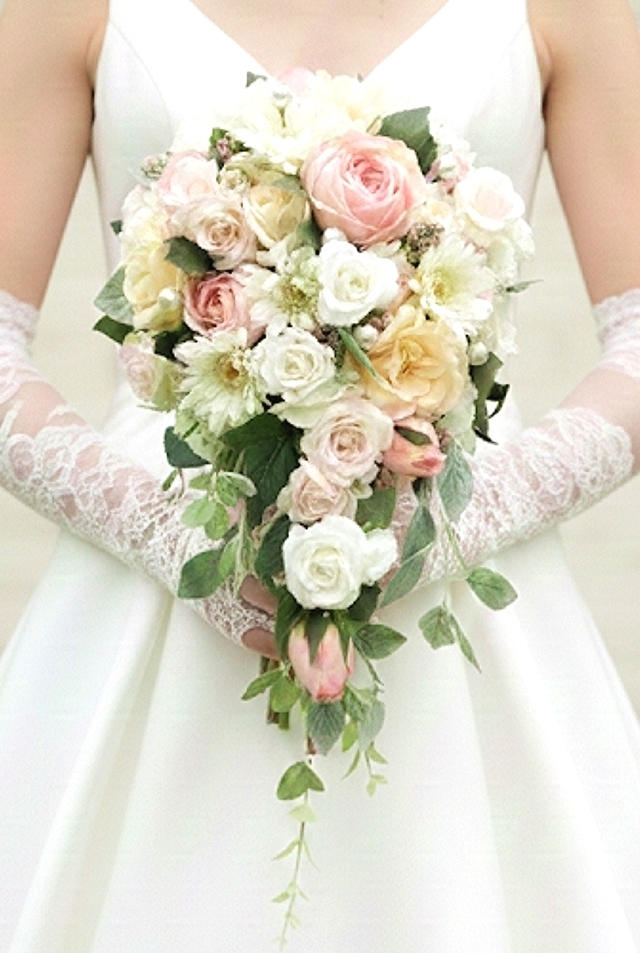 パステル調の薔薇とガーベラ＆パールのショートキャスケードブーケ