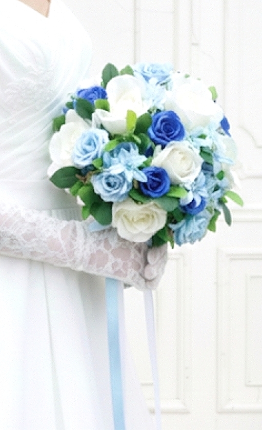 白薔薇とブルーの小花の爽やかラウンドブーケ