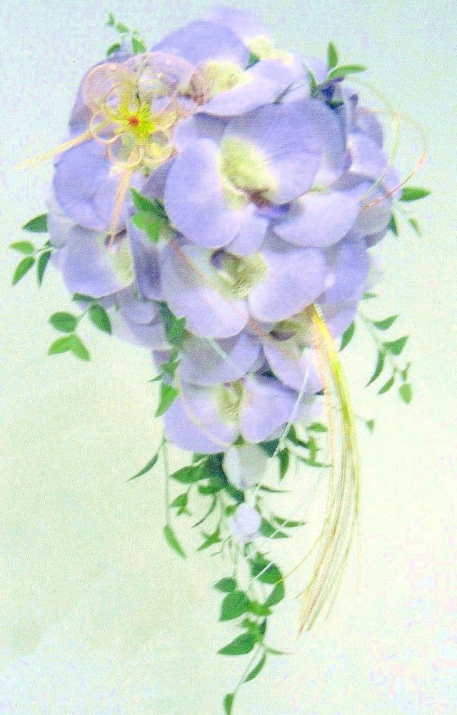 紫色の胡蝶蘭の和装ブーケ（ショートキャスケードタイプ）