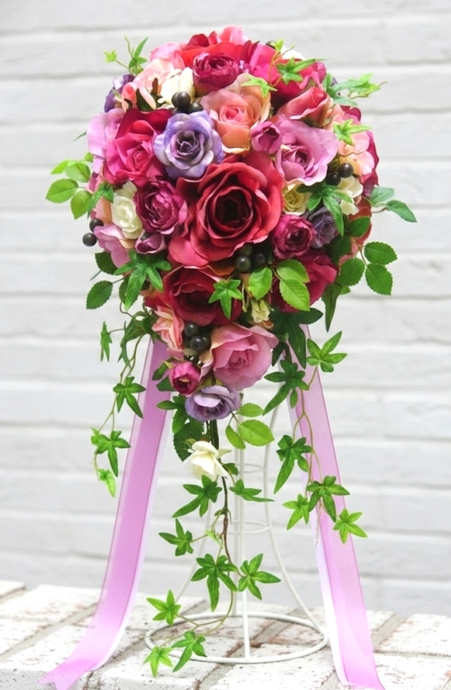 ローズピンク＆パープルの薔薇のナチュラルなショートキャスケードブーケ