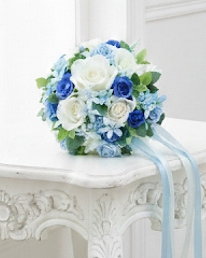 白薔薇とブルーの小花の爽やかラウンドブーケ