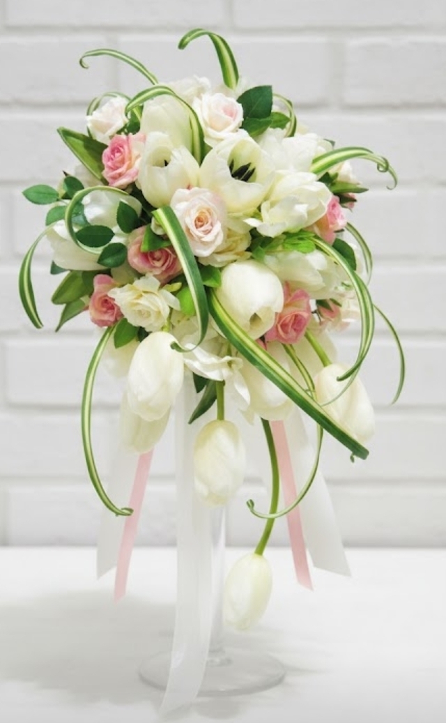 白いチューリップ＆ピンクのミニ薔薇のフリースタイルブーケ