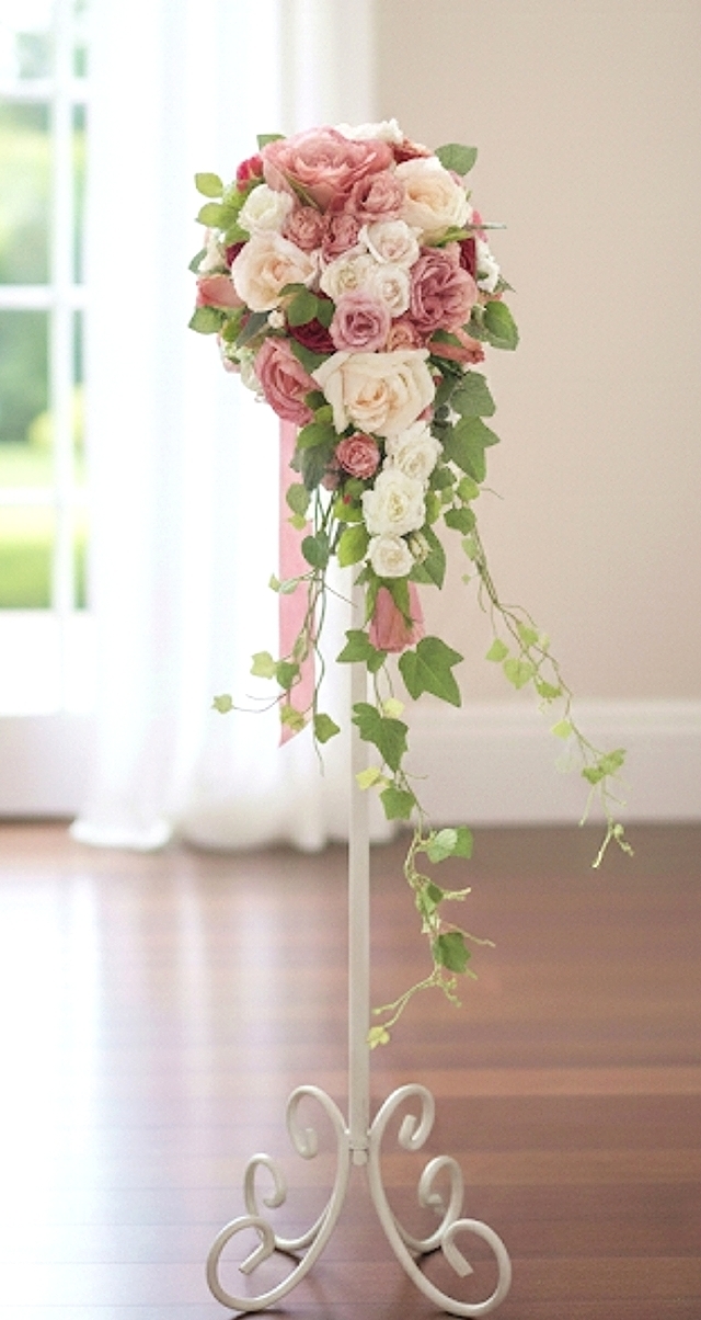 大輪の薔薇＆グリーンの実のキャスケードブーケ