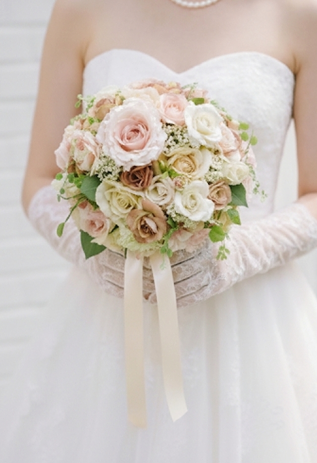 ピンク＆ベージュ＆オフホワイトの薔薇のニュアンスカラーのラウンドブーケ