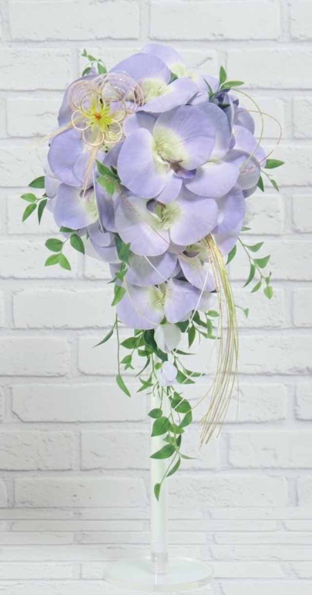 紫色の胡蝶蘭の和装ブーケ（ショートキャスケードタイプ）