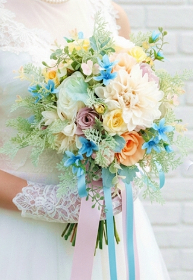 可憐なブルーの小花＆大人パステルカラーのクラッチブーケ