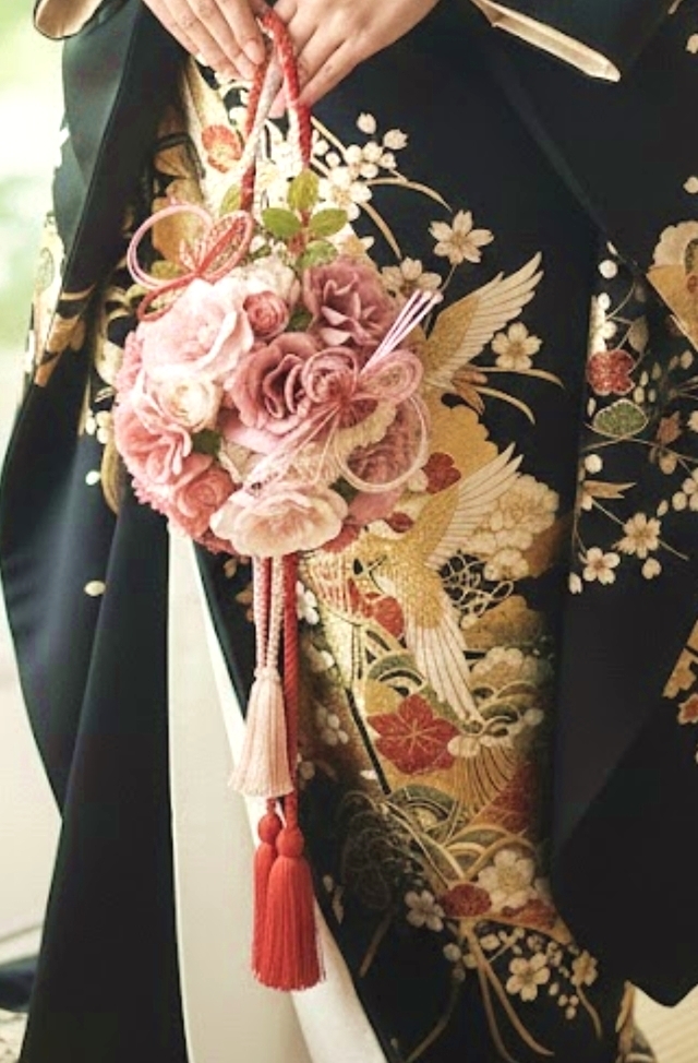 胡蝶蘭＆ダリア、はんなり色のハートバッグの和装ブーケ