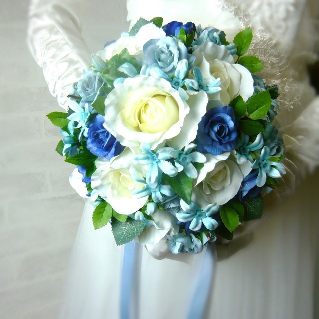 白薔薇とブルーの小花の爽やかラウンドブーケ