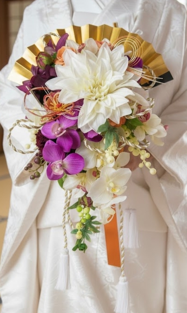 大輪ダリア＆胡蝶蘭の扇の華やか和装ブーケ