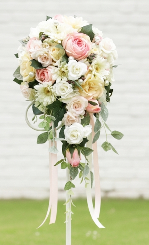 キャスケードブーケ　薔薇とガーベラのウエディングブーケ（造花）