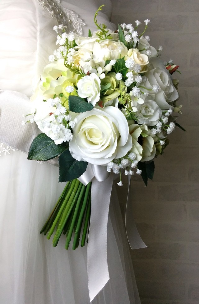 bfc4026 ホワイト＆グリーン色の薔薇＆カスミ草の上品クラッチブーケ - 結婚式 ブーケ・ウエディングブーケ・ブライダルブーケ・アートフラワーブーケ （造花）は、アトリエミント（大阪）