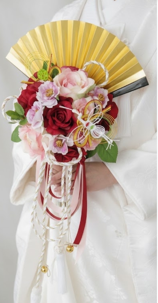 赤＆ソフトピンク＆ラベンダー色の薔薇の金扇の和装ブーケ