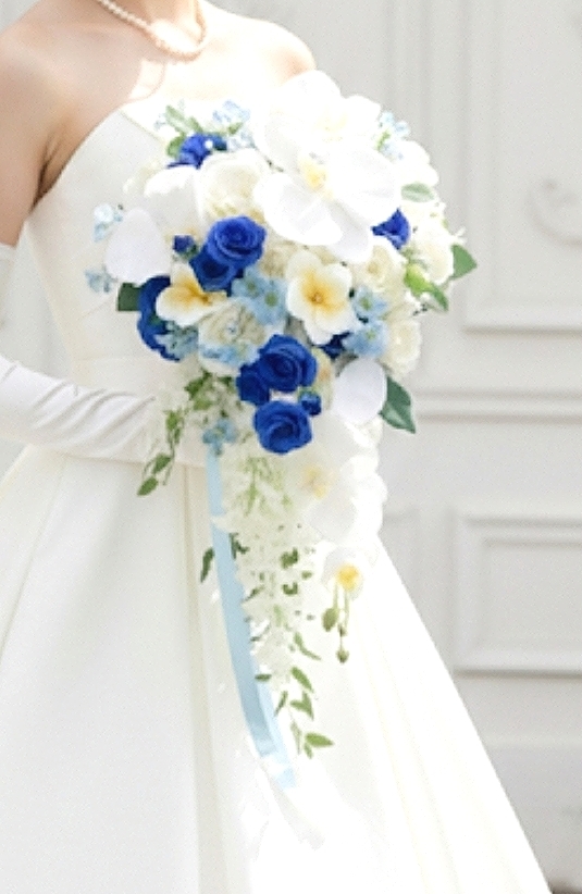 胡蝶蘭&プルメリアのボリューミィなセミロングキャスケードブーケ