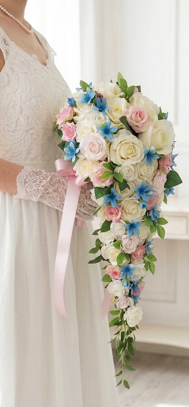 白薔薇＆ピンクのミニバラ＆ブルースターのロングキャスケードブーケ