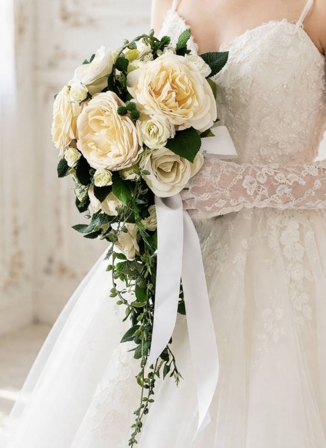 大輪の薔薇＆グリーンの実のキャスケードブーケ｜造花ウエディング