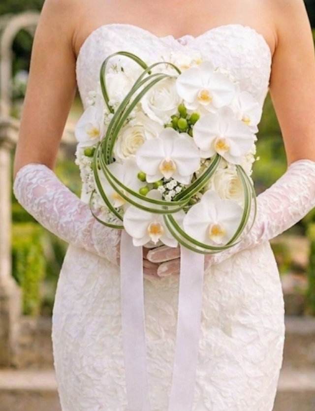 胡蝶蘭と白バラ＆ミスカンサスの洗練大人ラウンドブーケ