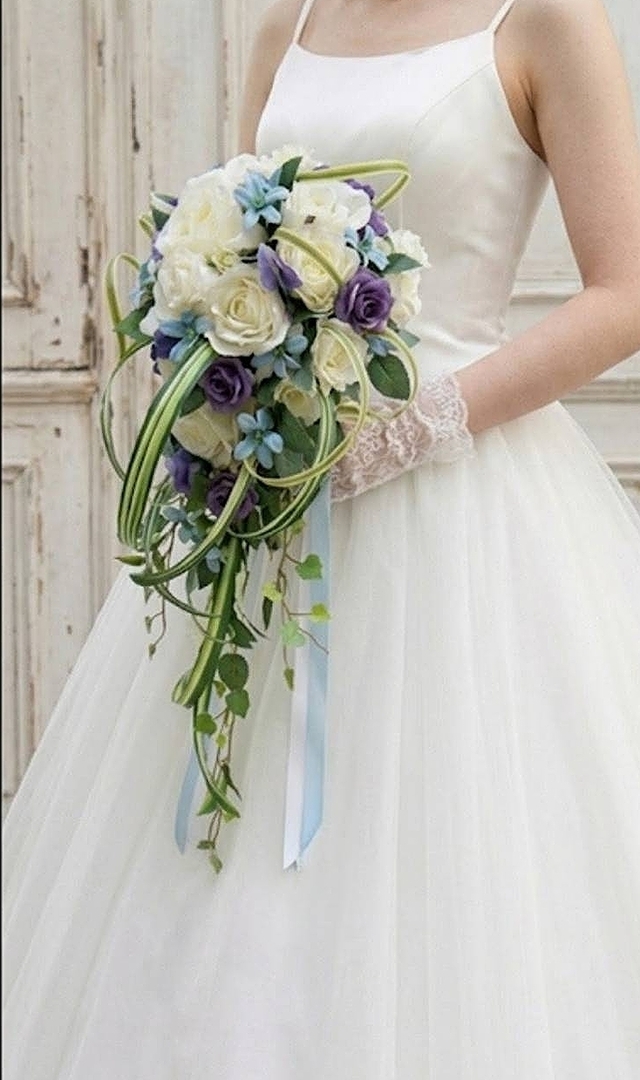 キャスケードブーケ 薔薇 白＆ブルー＆パープル系｜造花ウェディングブーケ（アーティフィシャルフラワー）