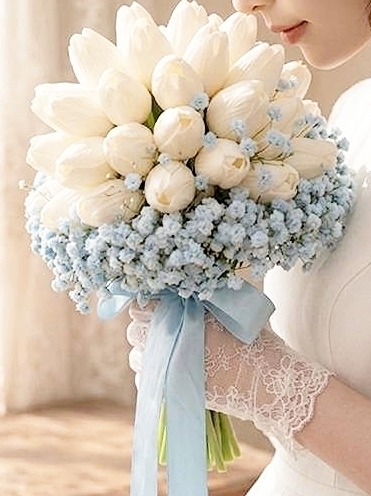 クラッチブーケ　チューリップ　白×ブルー系｜造花　ウェディングブーケ（アーティフィシャルフラワー）