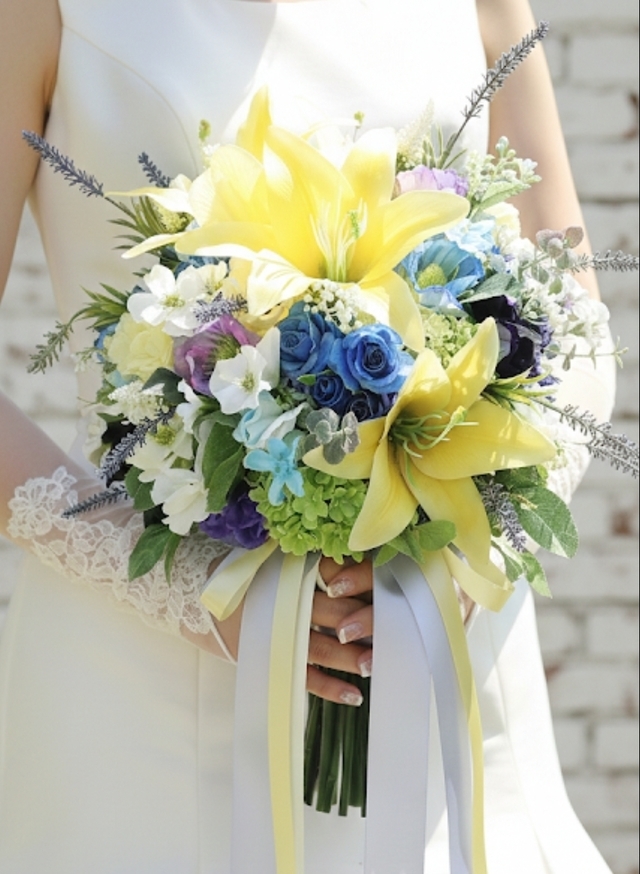 クラッチブーケ　ユリ　バラ　イエロー＆ブルー系｜造花　ウェディングブーケ（アーティフィシャルフラワー）