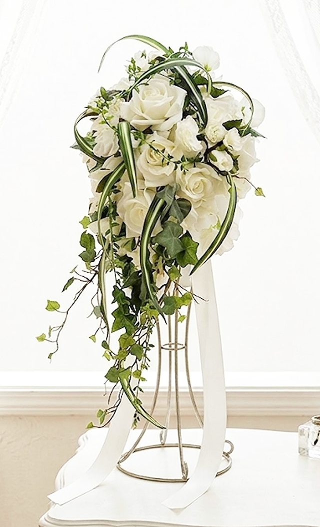 キャスケードブーケ　白薔薇のウエディングブーケ（造花）